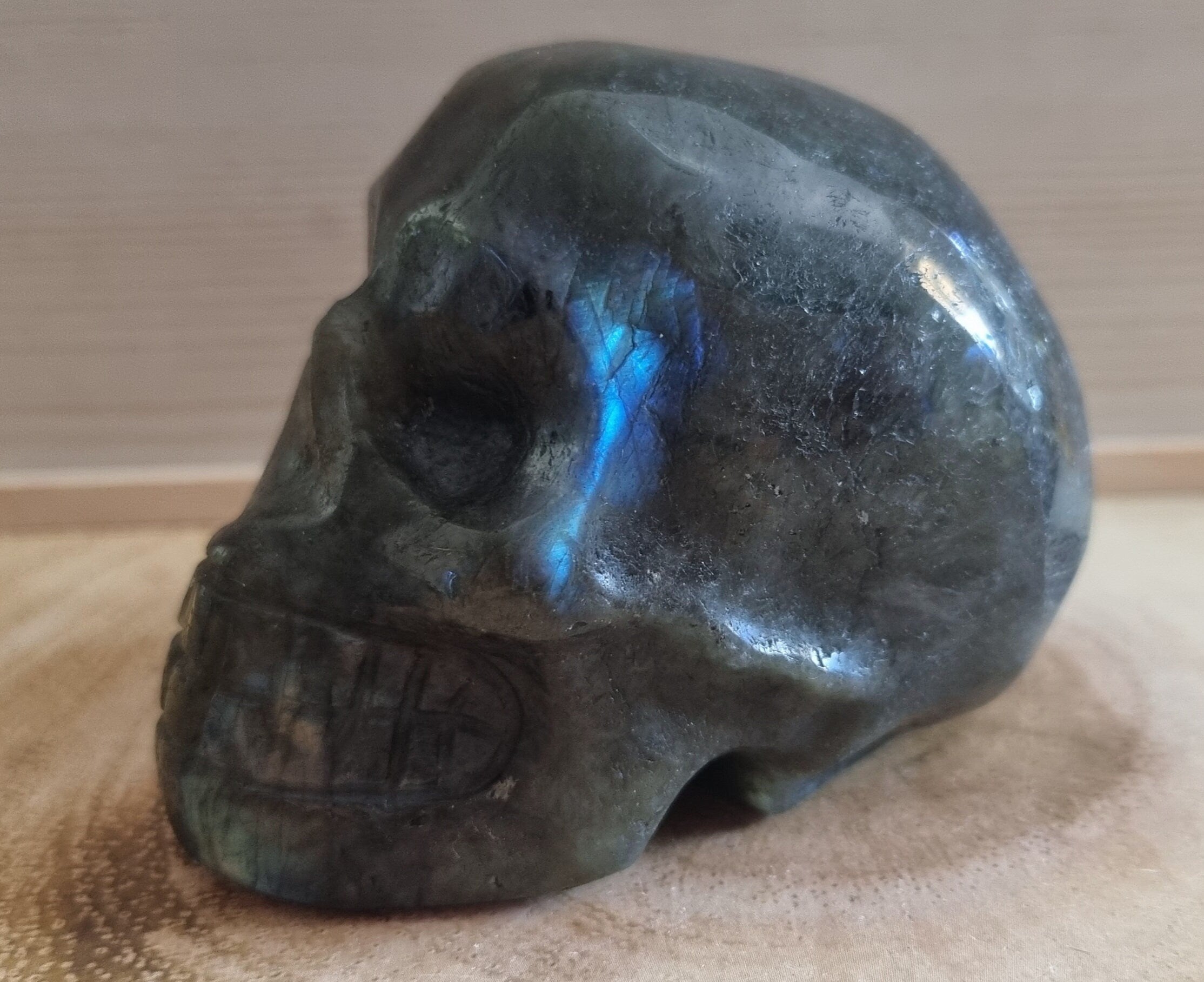 Large labradorite scull